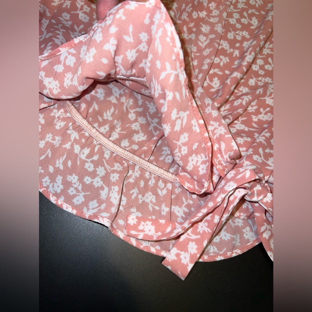 EUC Sienna Sky Peachy Floral Vneck faux wrap Waist cinched Flowy Top Size L - Picture 3 of 7